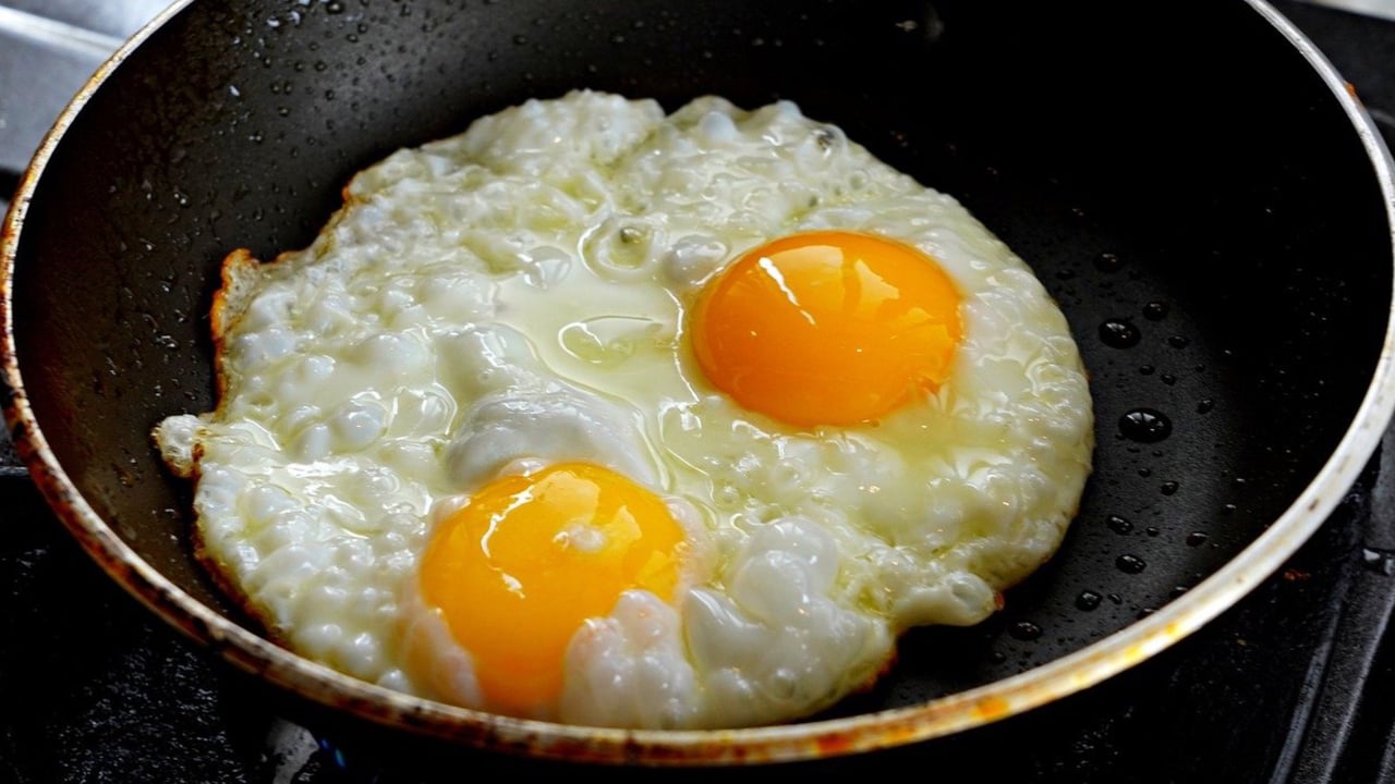 Huevos fritos: El truco definitivo para que no se rompa la yema y ahorrar aceite