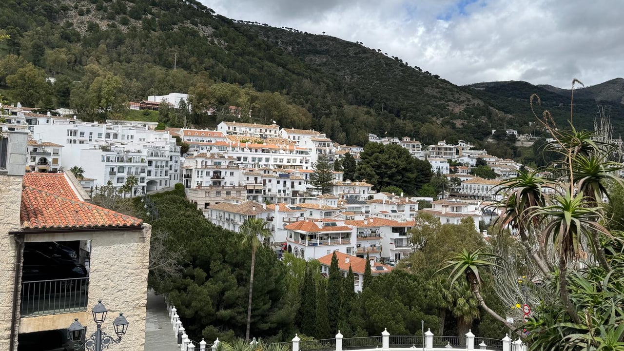 El precioso pueblo de Málaga que esconde entre sus calles los escudos del Real Madrid y el Liverpool