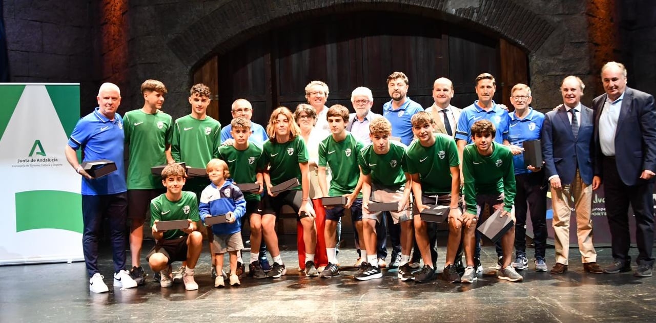Homenaje a las selecciones sevillanas campeonas de Andalucía de fútbol