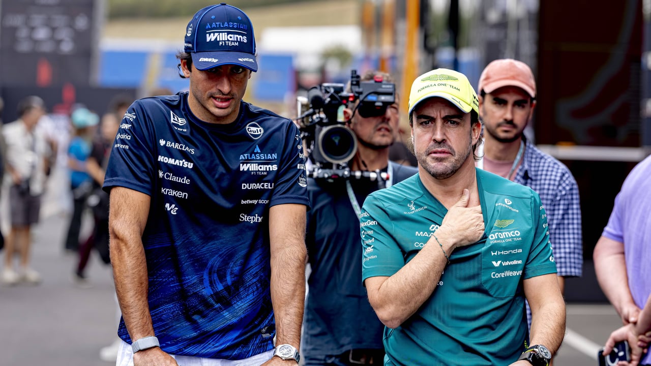 Carlos Sainz y Fernando Alonso cruzan versiones tras el toque entre ambos: "Se ha quejado por la radio y ha conseguido que me penalicen"