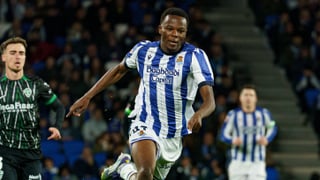 El debut de Ochieng apremia a la Real Sociedad a tomar una decisión sobre su futuro 