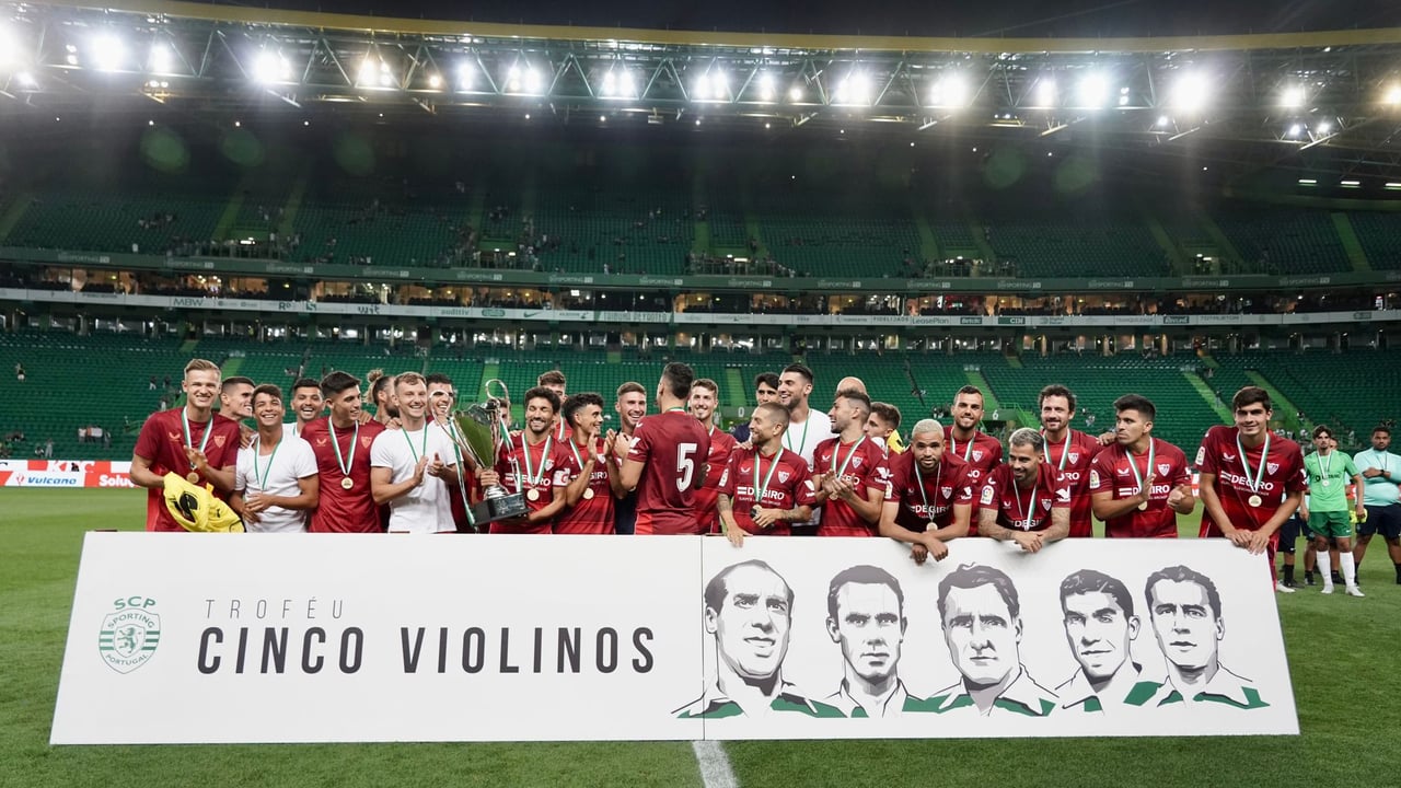 La naturalidad con la que el vestuario del Sevilla entona el adiós a Koundé