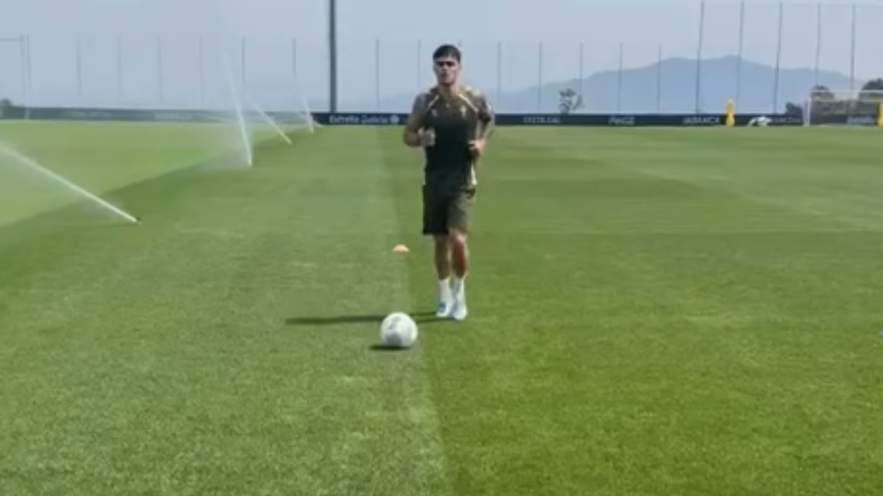 Miguel Román suma y sigue: el centrocampista acorta sus vacaciones y toca balón