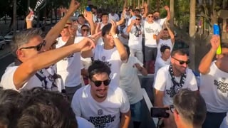 El Atlético Central sigue de fiesta por el ascenso: rúa por el centro de Sevilla y celebración con la afición
