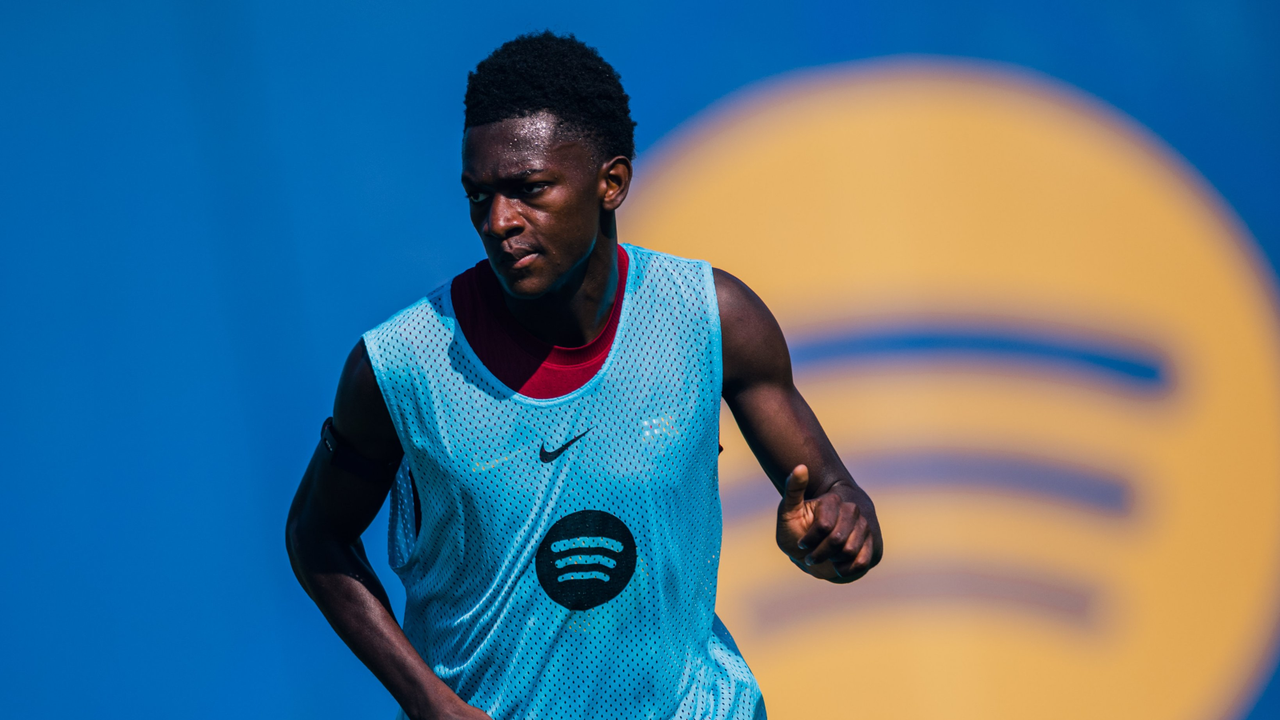 Jesse Bisiwu, el último fichaje del Barcelona, con su debut en el horizonte