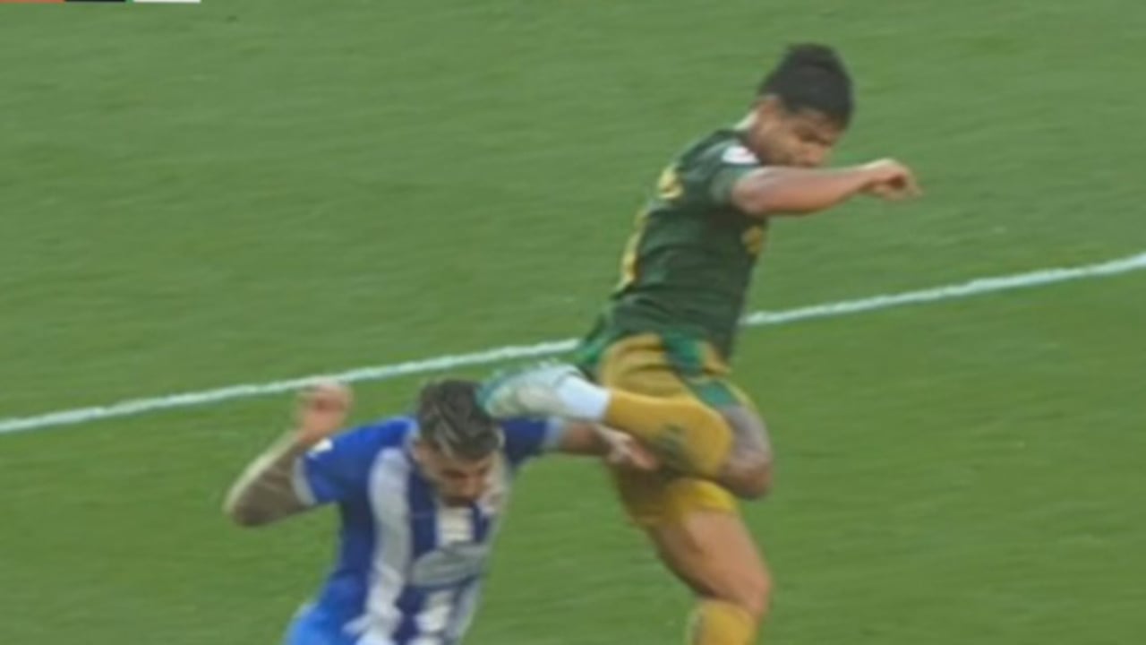 Unanimidad arbitral en la polémica acción de Cucho que pudo haber supuesto su expulsión en el Deportivo-Betis