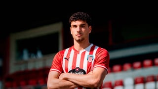 Traspasado tras llegar al Sevilla como fichaje estrella para el filial 