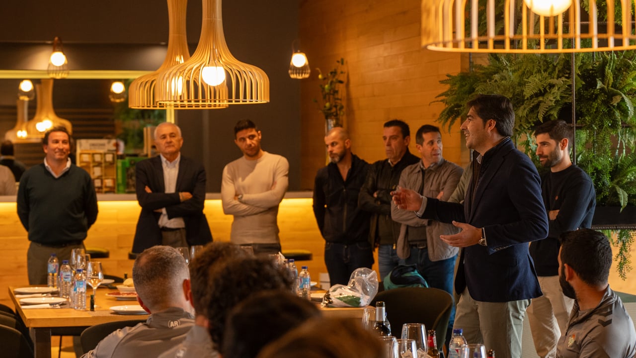 El Real Betis organiza una comida de conjura colectiva antes de recibir al Sevilla FC: "Todos juntos para El Gran Derbi"