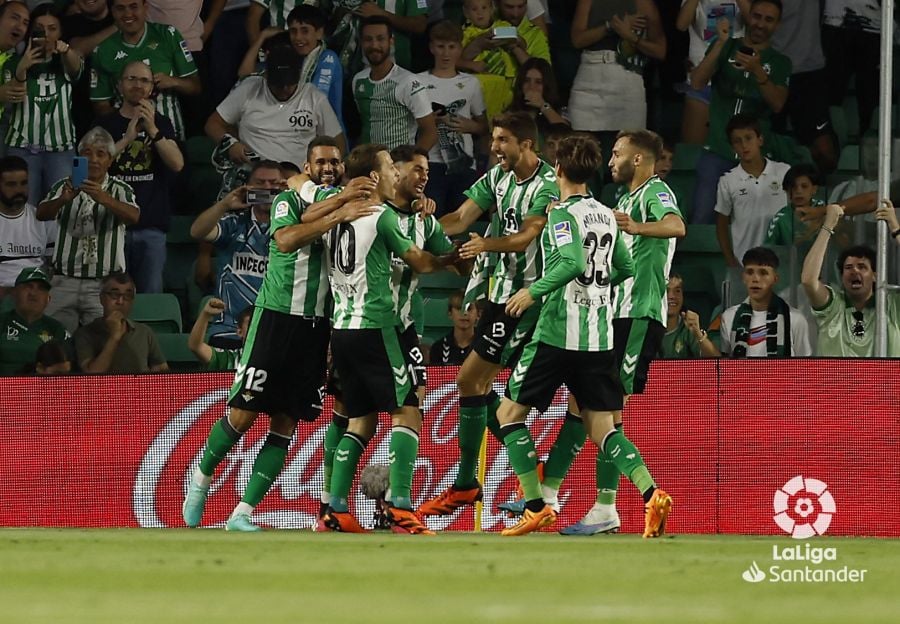 Betis 3-1 Rayo: Toca madera para amarrar Europa y soñar con la Champions