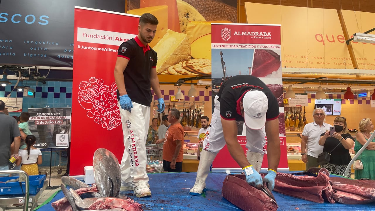 Alcampo Sevilla acerca la tradición del ronqueo de atún en directo en sus hipermercados