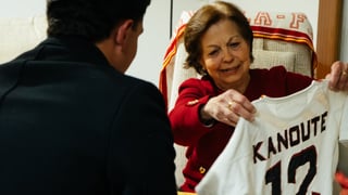 Ella es Remedios, la abuela sevillista que, a pesar del Alzheimer, mantiene el sueño de conocer a Kanouté