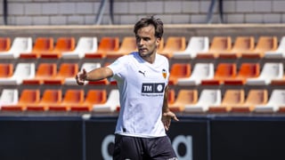 El Valencia no mueve ficha y varios clubes están al acecho para llevarse gratis al goleador de su filial