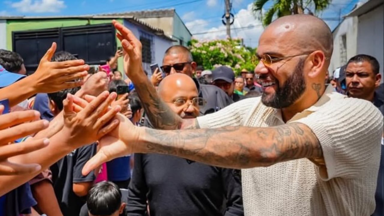 Dani Alves se rinde ante Bukele tras visitar El Salvador: "Es digno de sacarse el sombrero"