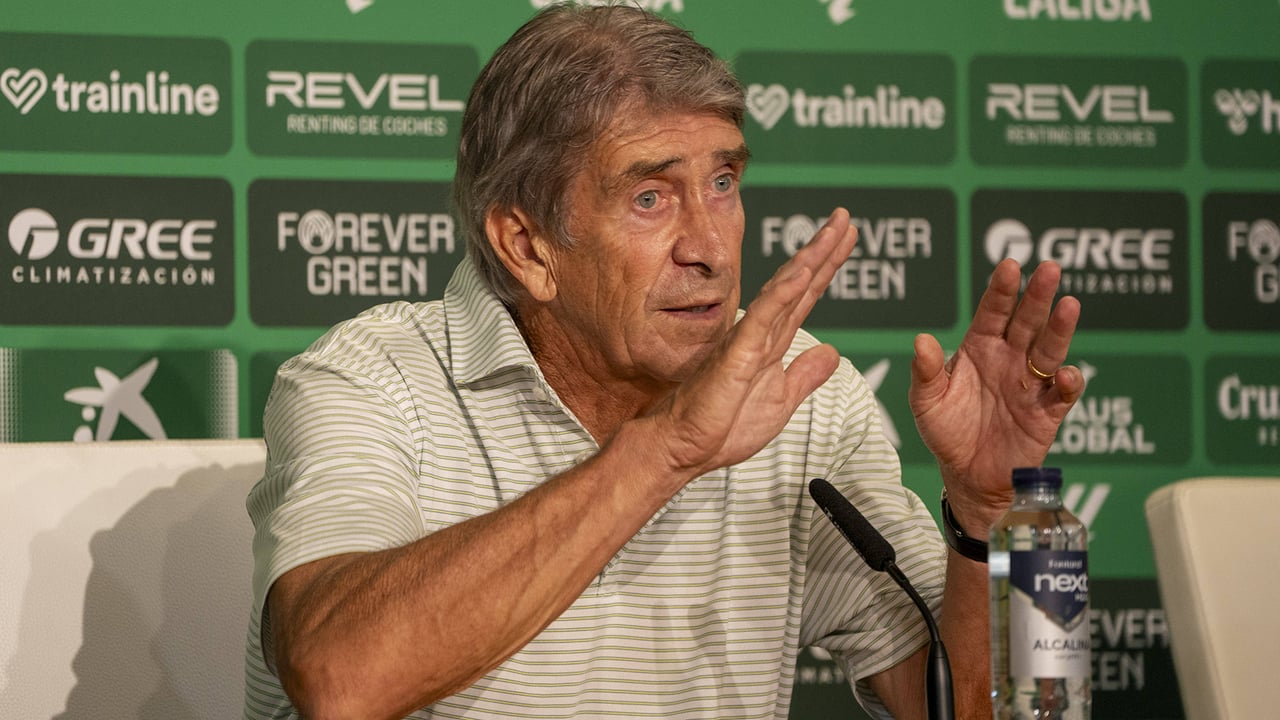 Pellegrini estalla contra el árbitro y lo acusa de haber condicionado el Betis - Barcelona: "Las decisiones son inexplicables e inentendibles"