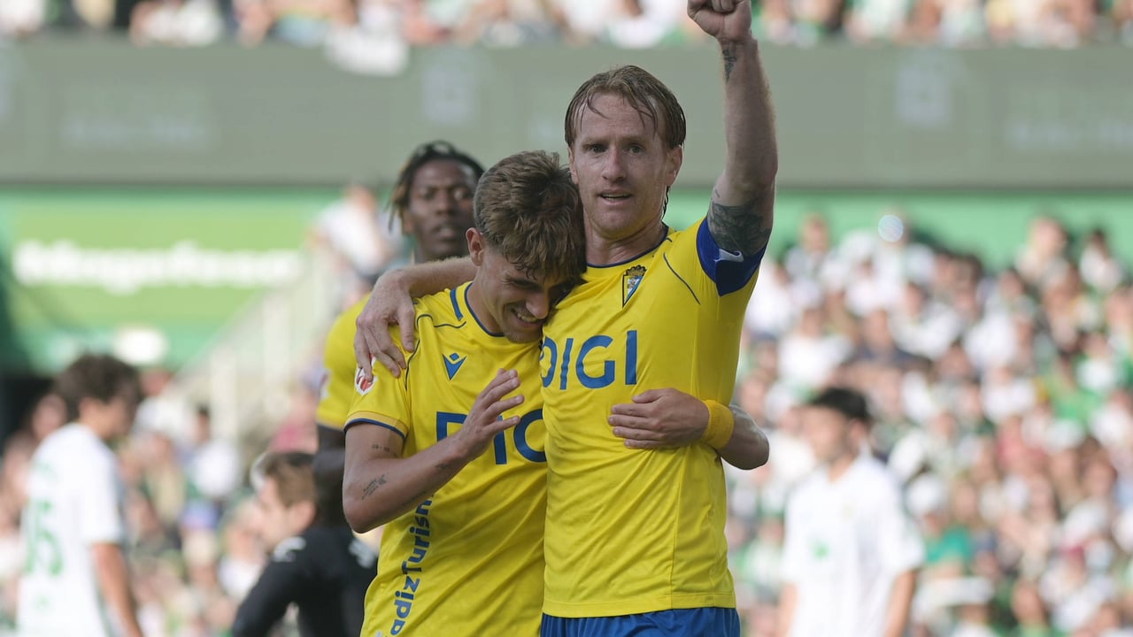El Cádiz dice adiós a su capitán: Álex Fernández se despide tras 9 temporadas y 308 partidos