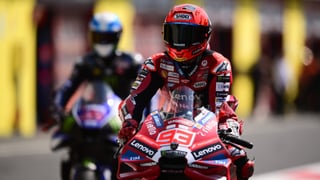Bezzecchi empieza mandando en Italia y Marc Márquez asustando
