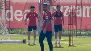 Oso se convierte en el protagonista del Sevilla FC en el comienzo de la preparación del derbi