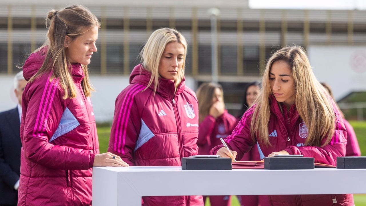 Alexia Putellas, Irene Paredes y Olga Carmona firman el acuerdo con la RFEF y CSD que inició el 'caso Rubiales'