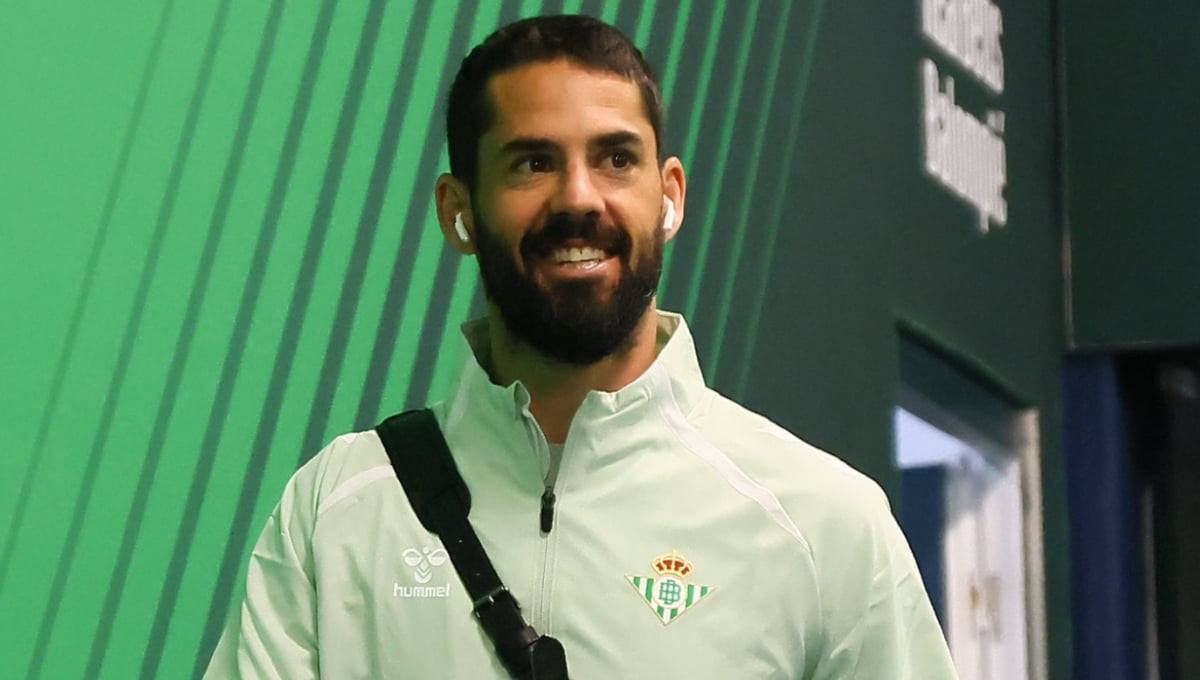 El Real Betis presenta su equipación para El Gran Derbi ante el Sevilla FC con Isco Alarcón como modelo