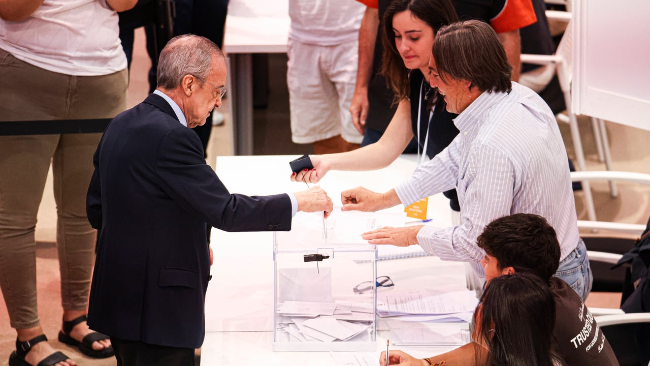 Florentino Pérez y Enrique Riquelme ejercen su derecho al voto: baños de masas, fotos y una reflexión