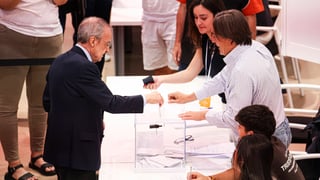 Florentino Pérez y Enrique Riquelme ejercen su derecho al voto: baños de masas, fotos y una reflexión