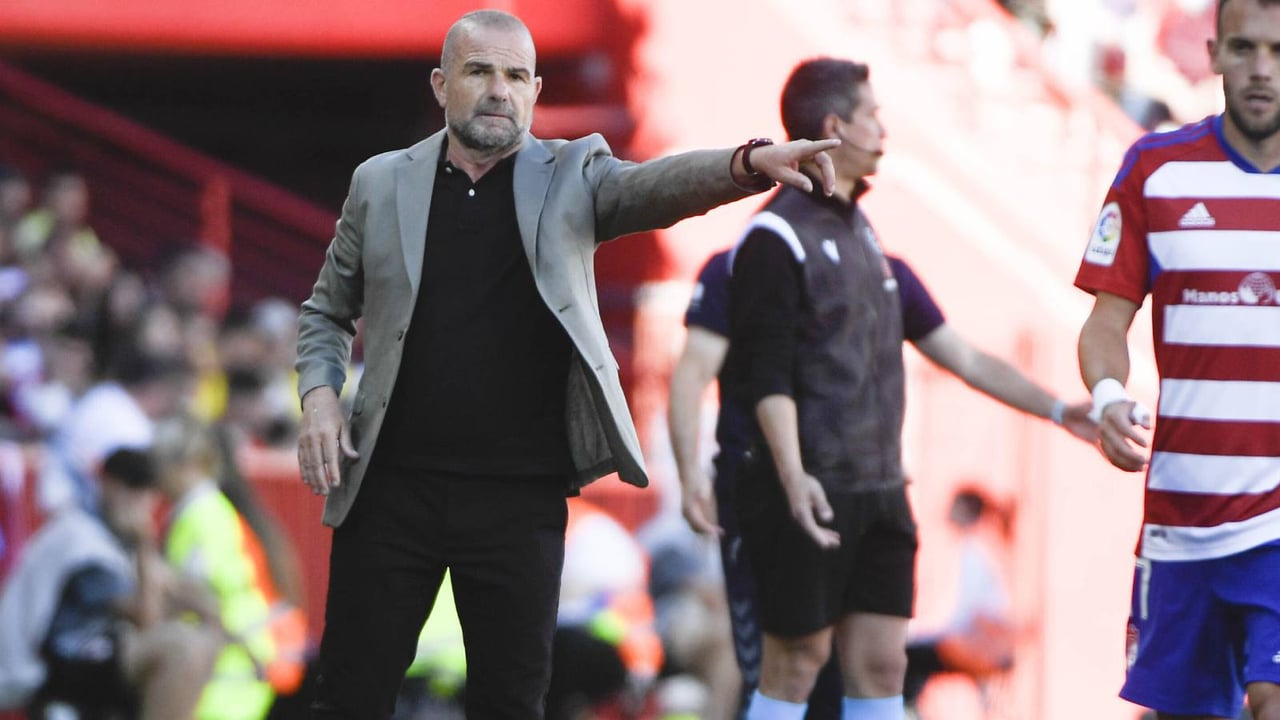 Paco López justifica la posible alineación indebida del Granada y señala a los despachos del club