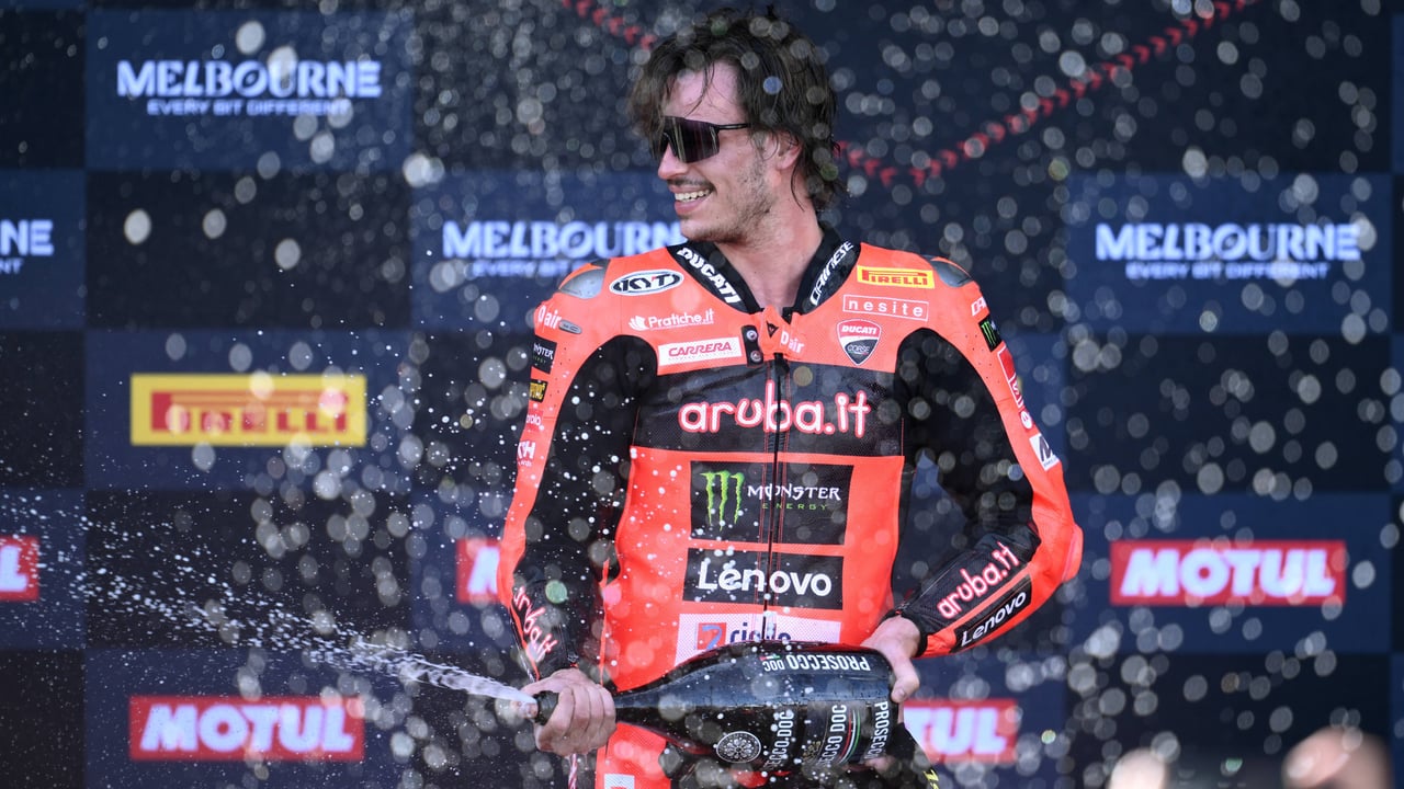 Bulega asume los galones de Superbikes con una exhibición en Australia