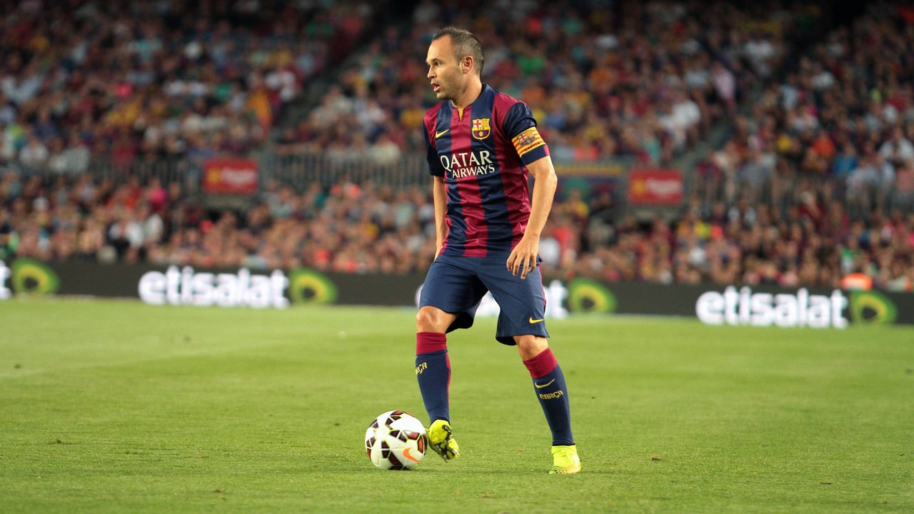 Andrés Iniesta reflexiona sobre su infancia: "Mi padre era albañil y tuvo que ahorrar tres meses para comprarme unas botas"