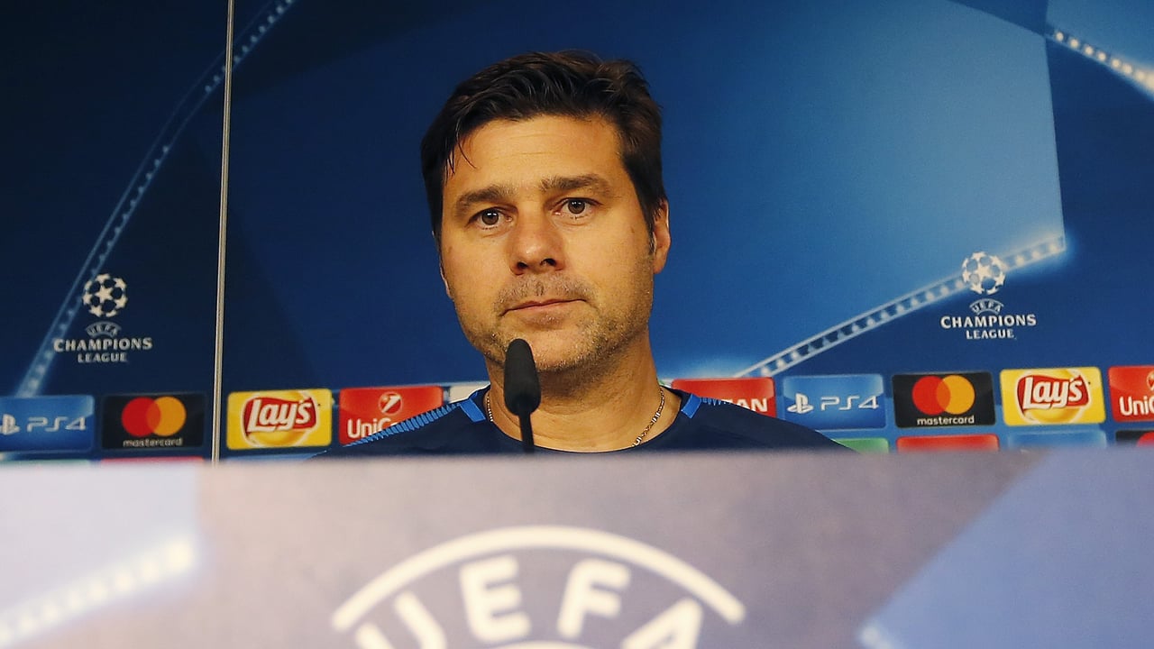 Mauricio Pochettino le da un palo a Gerard Piqué