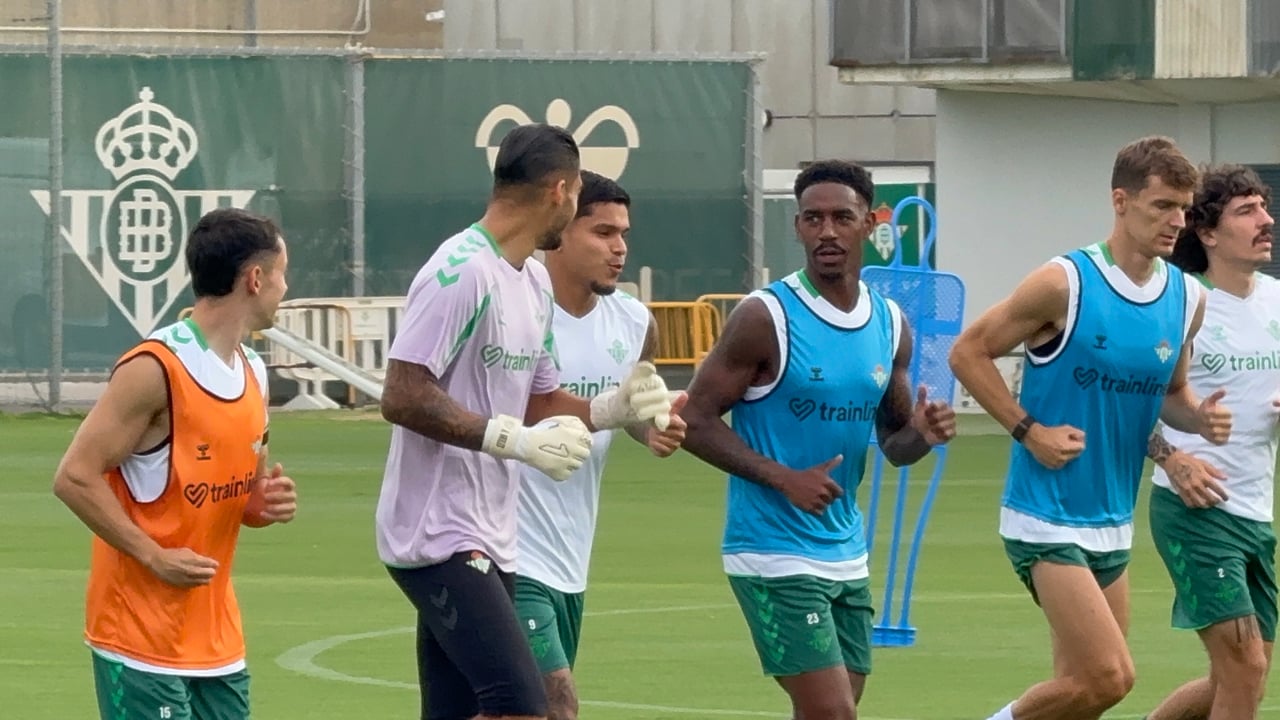 Cucho Hernández se suma a la estancia del Betis en tierras irlandesas