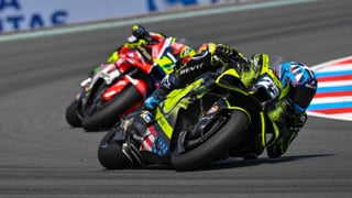 Raúl Fernández soluciona por las bravas el batacazo de Jorge Martín y Marc Márquez en Assen