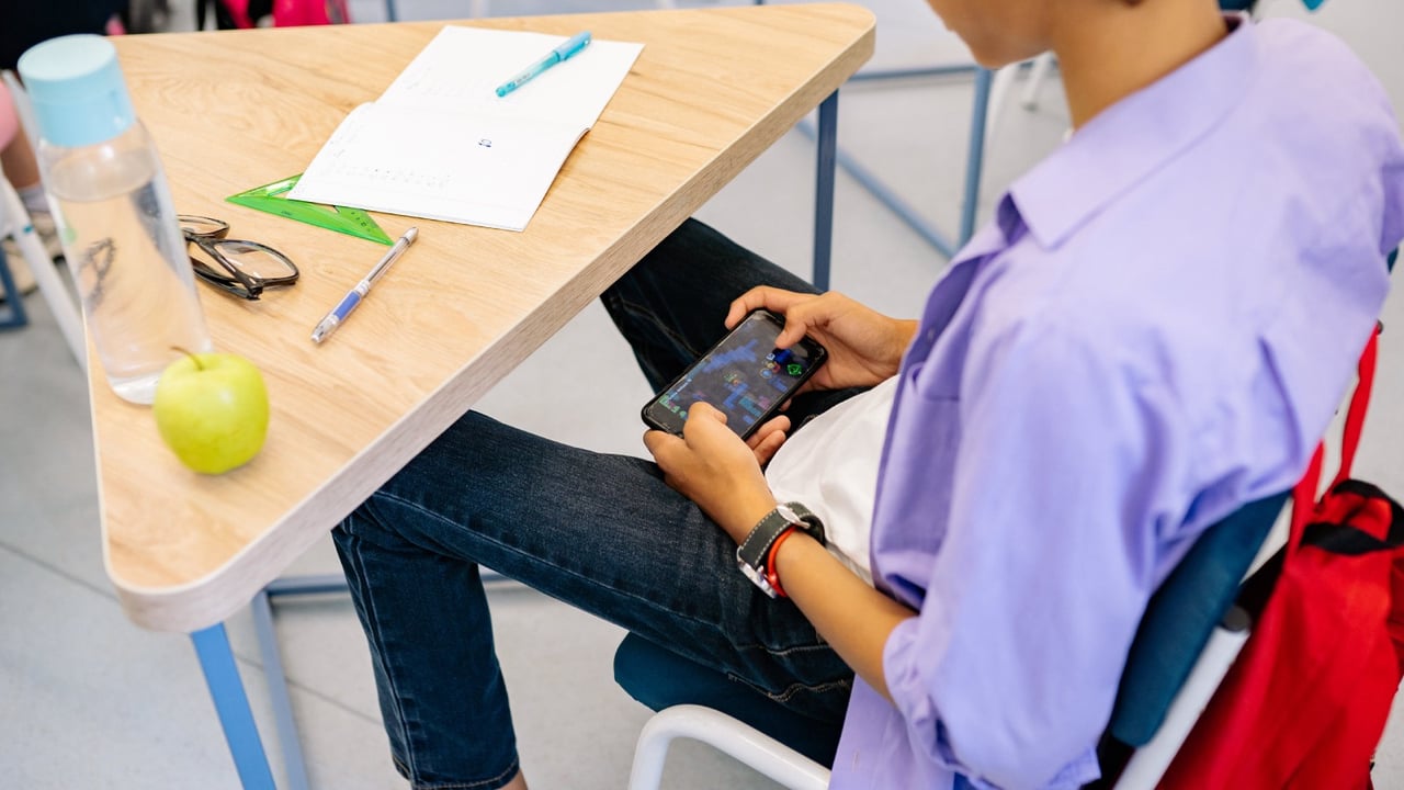 Andalucía prohíbe los móviles en colegios e institutos