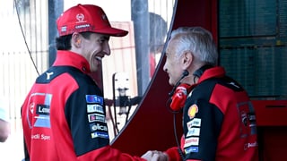 Davide Tardozzi defiende a Marc Márquez: "Muchos pilotos cuando llegan a una reunión delante del organizador, se quedan callados"