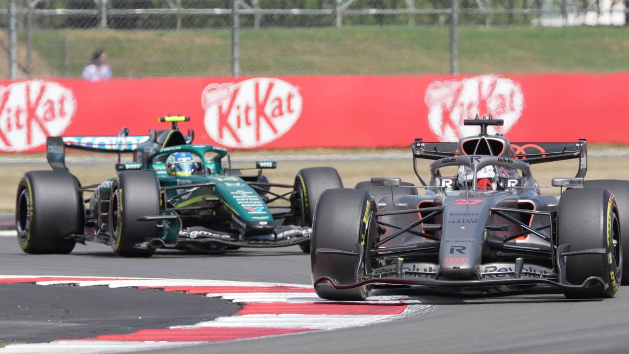 Ferrari da el primer golpe en Hungría y Fernando Alonso se lleva un gran susto