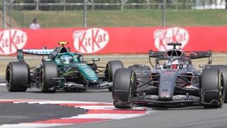 Ferrari da el primer golpe en Hungría y Fernando Alonso se lleva un gran susto