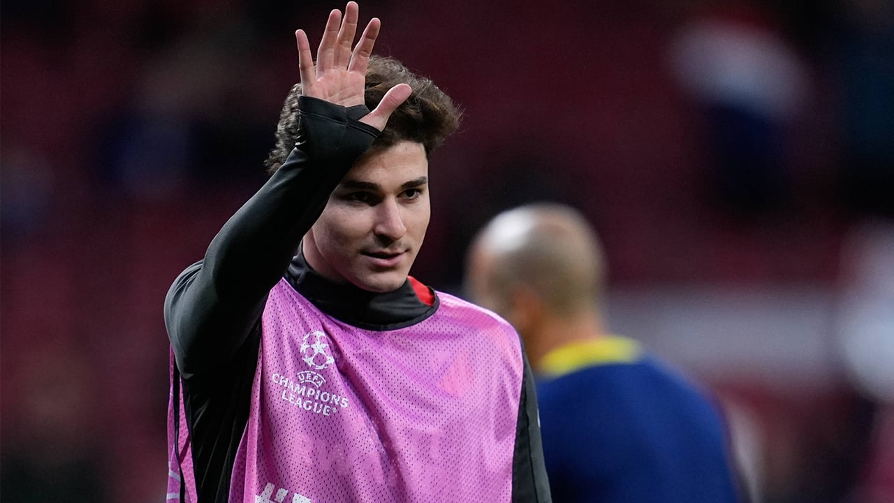 El Barça traza un plan con los agentes de Julián Álvarez y sube la oferta al Atlético