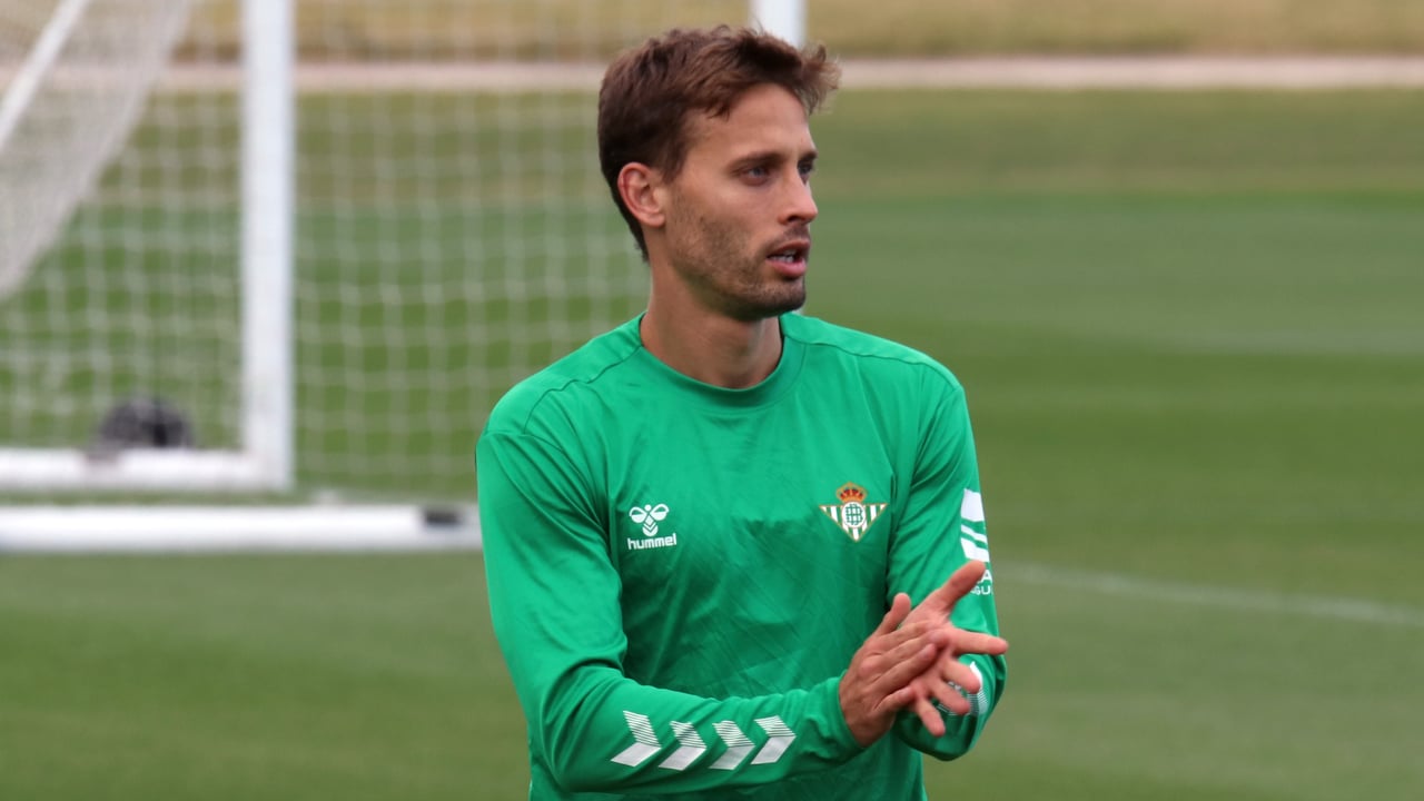 Bartra se ejercita ya con el Betis, pero Canales abandona precipitadamente la concentración