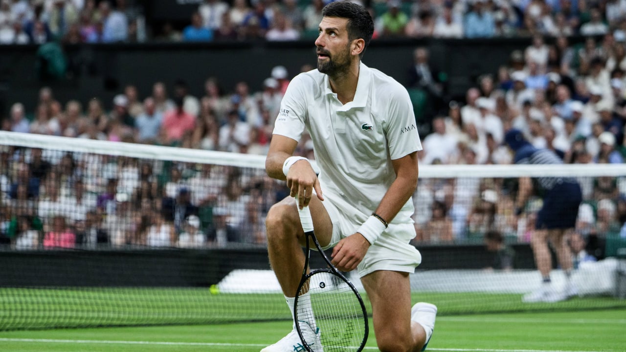 Djokovic se niega a hincar la rodilla tan pronto en Wimbledon y se carga a Tsitsipas