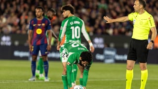 El audio del VAR para convencer al árbitro del Barcelona - Betis de que anulase el penalti: "Es Isco quien golpea a Gavi"