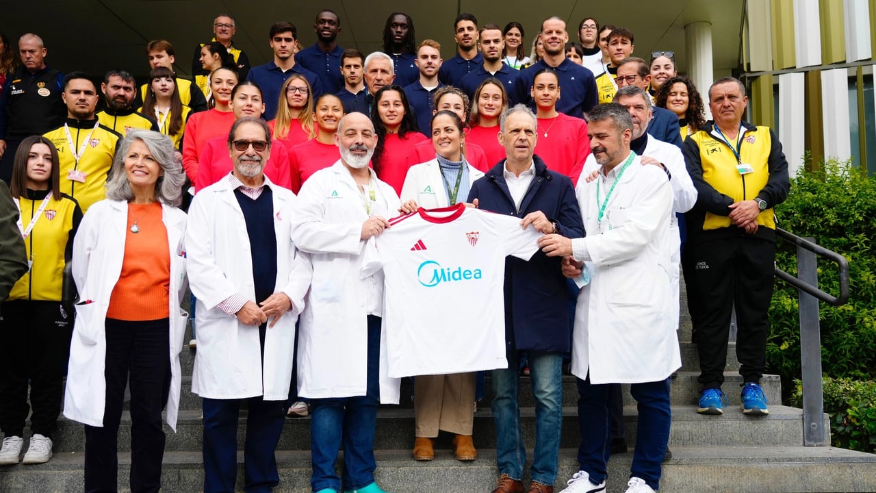 El Sevilla FC reparte ilusión en el Hospital Virgen Macarena