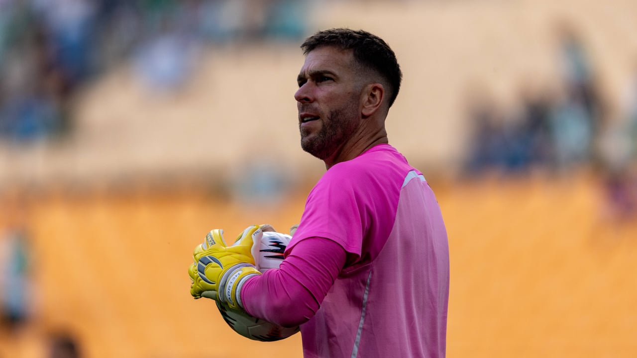 Decisión definitiva con Adrián San Miguel: no seguirá como tercer portero en la 26/27