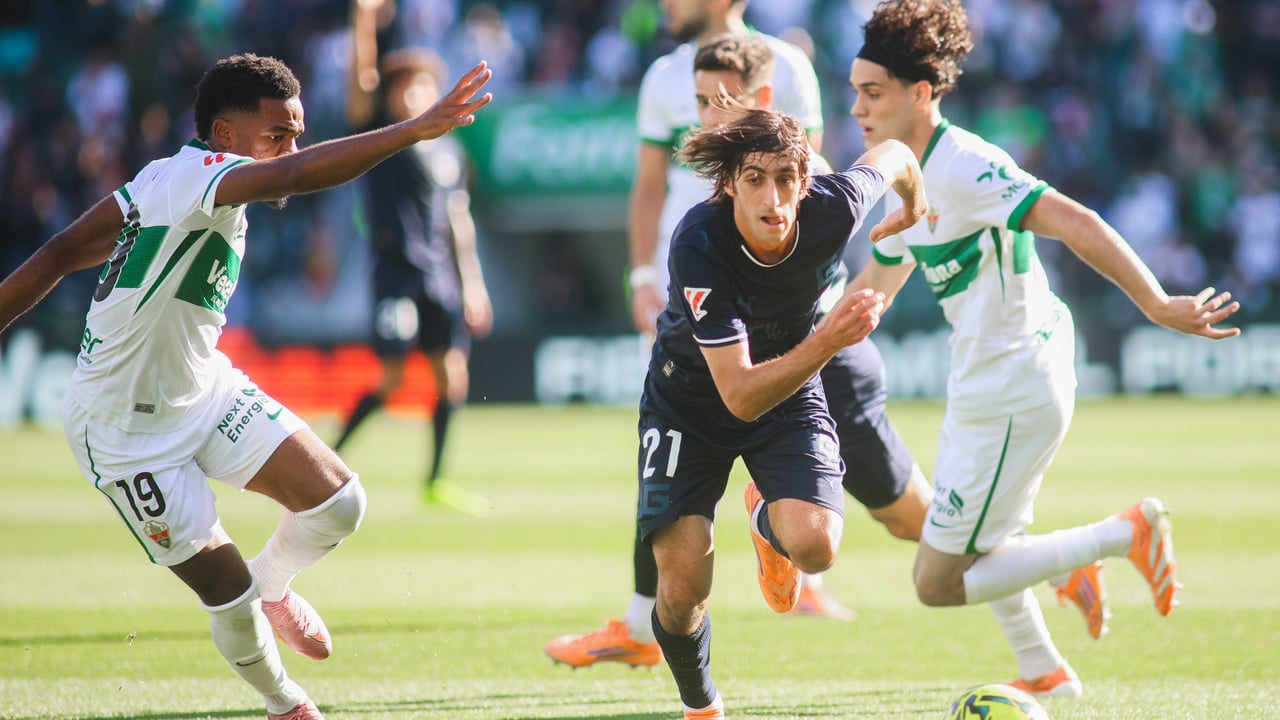 Elche 3-0 Girona: Rafa Mir aprovecha los errores de un señalado Gazzaniga