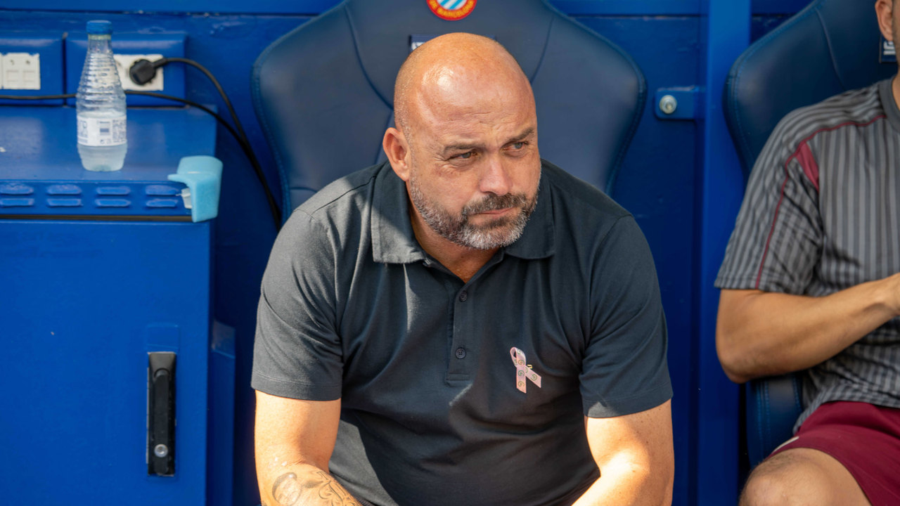 Manolo González, entrenador del Espanyol, señala a sus jugadores tras la derrota ante el Atlético de Madrid: "Como si acaba en roja"