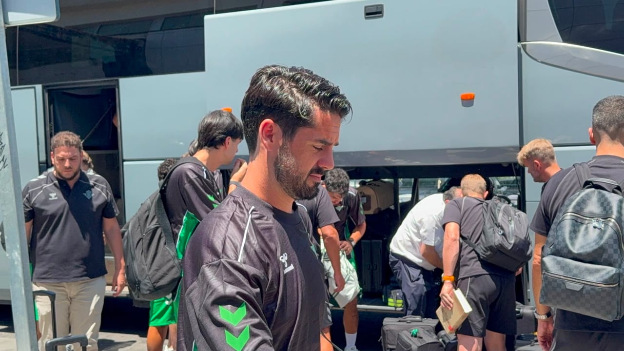 El Betis se lleva a Alemania a 28 futbolistas, incluidos varios con su futuro en el aire, y deja en tierra a Aitor Ruibal