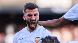 Gayá, capitán del Valencia, hace historia en Mestalla: "Es algo que has soñado toda tu vida"