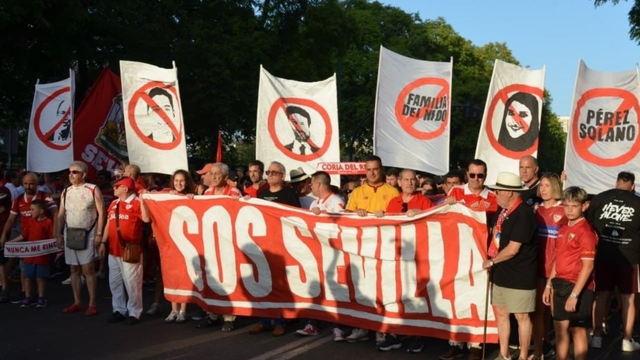 Biris Norte y las Peñas cargan contra la directiva del Sevilla por los abonos: "Un atropello financiero"