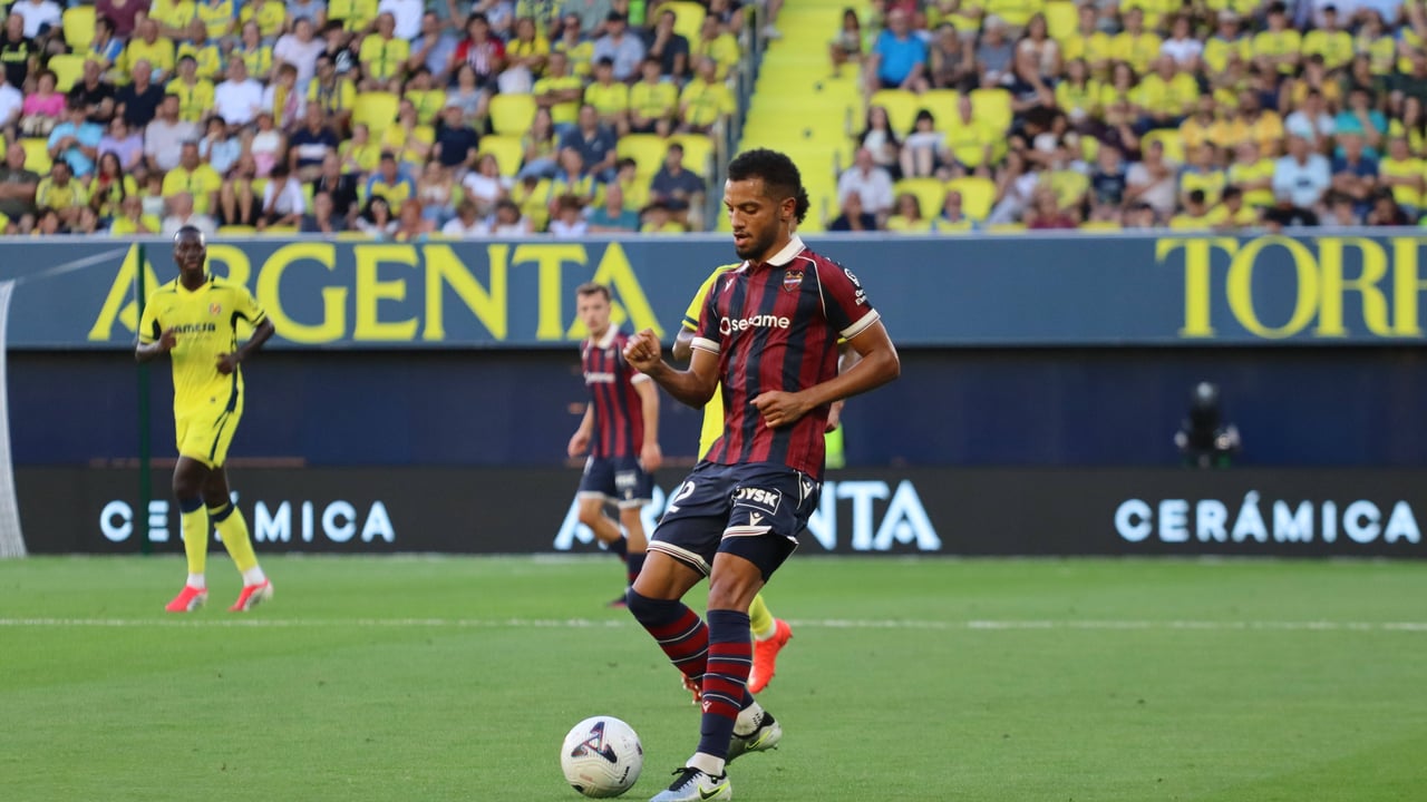 La competencia en el lateral del Levante entre Jeremy Toljan y Nacho Pérez