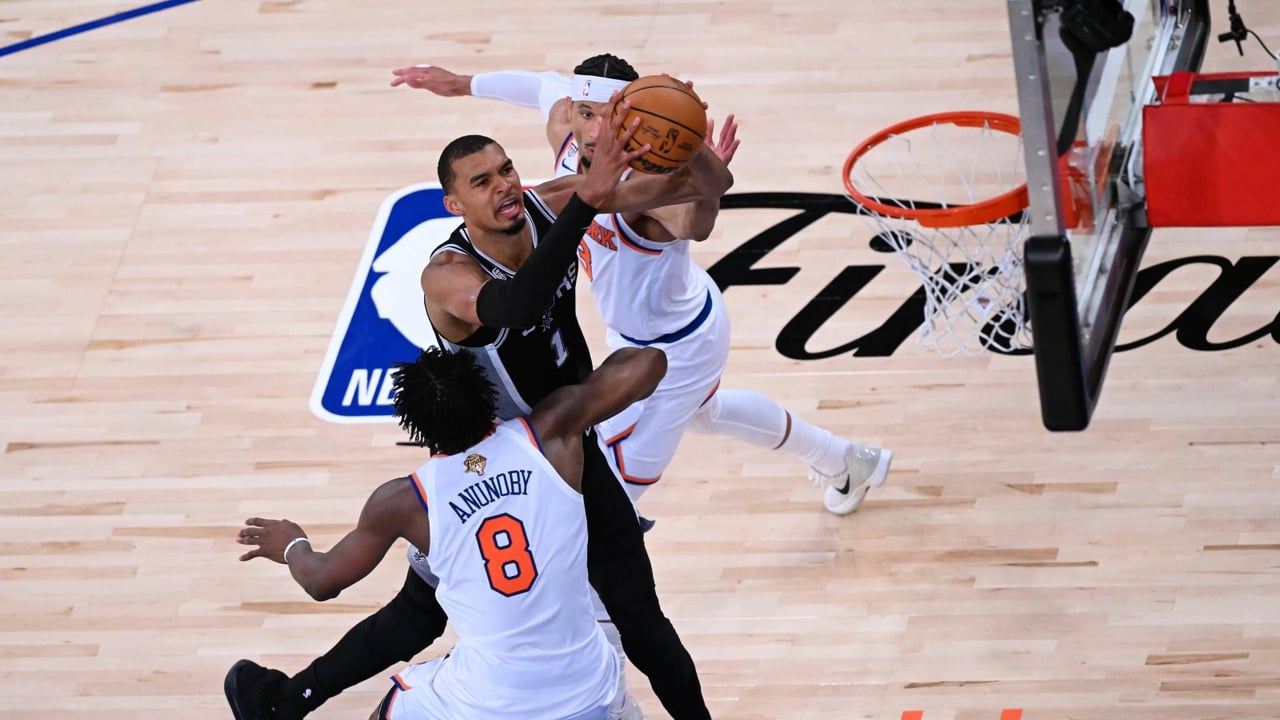 Los Knicks se llevan por delante a Victor Wembanyama con el 'palmeo de Dios'