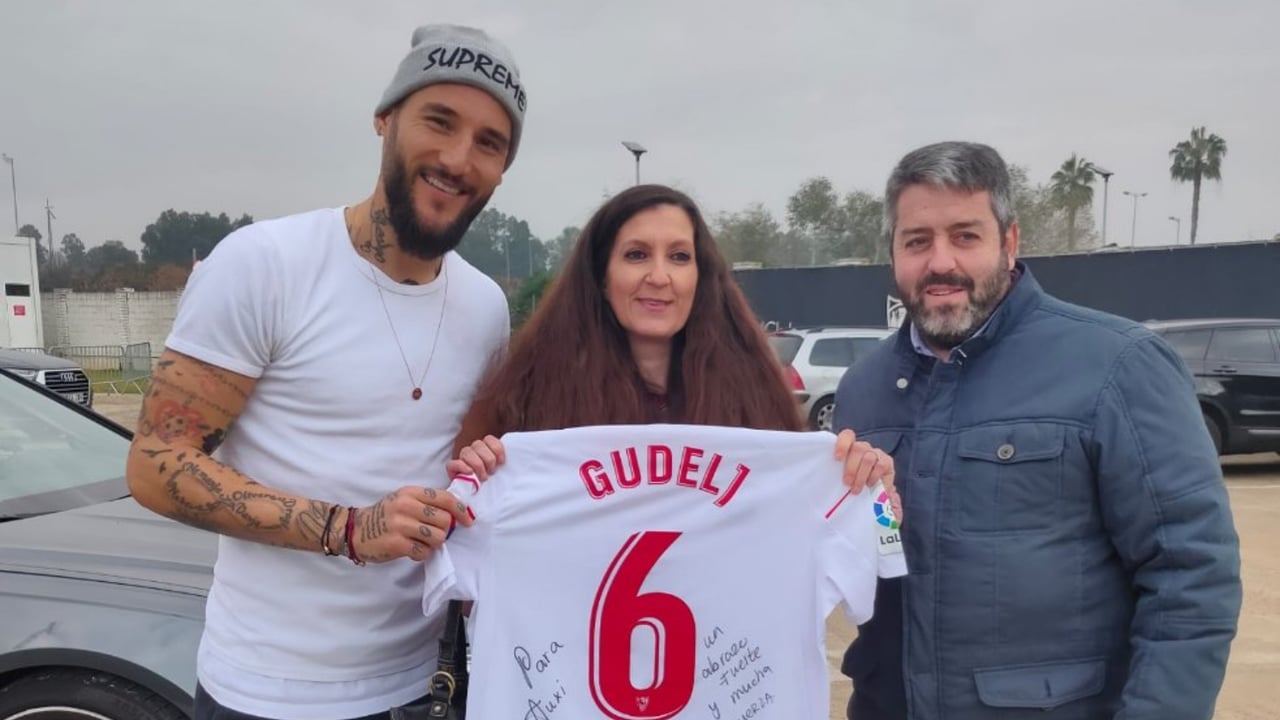 El detallazo de Gudelj con una sevillista, ejemplo dentro y fuera del campo