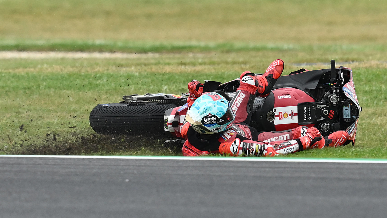 Caída de Marc Márquez y paso hacia el mundial de MotoGP: "Espero que esté bien porque me han dicho que lo han tenido que llevar al centro médico"